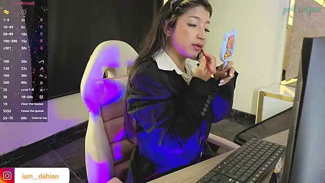 Snapshot of Dahiana_Dmour_ chatting on April 8, 2026, 12:49 pm Dahiana Dmour online show from April 8, 2026, 12:49 pm