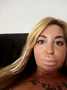 MiaMooly online show from October 19, 2025, 3:12 pm