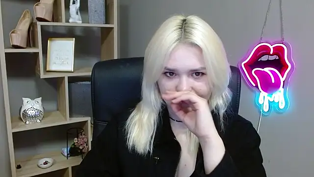 Snapshot of SweetLilyxo chatting on February 23, 2026, 7:39 am SweetLilyxo online show from February 23, 2026, 7:39 am