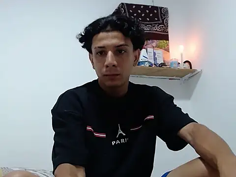 Snapshot of waner_thom chatting on July 14, 2026, 1:30 am waner thom online show from July 14, 2026, 1:30 am
