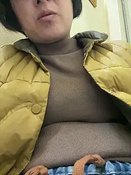 Snapshot of Anna-222 chatting on February 9, 2026, 2:43 pm Anna-222 online show from February 9, 2026, 2:43 pm