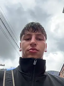 ARON LUXX online show from May 13, 2026, 4:26 pm