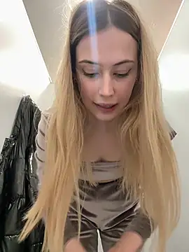 Snapshot of blonde_exe chatting on March 4, 2026, 9:04 am blonde exe online show from March 4, 2026, 9:04 am