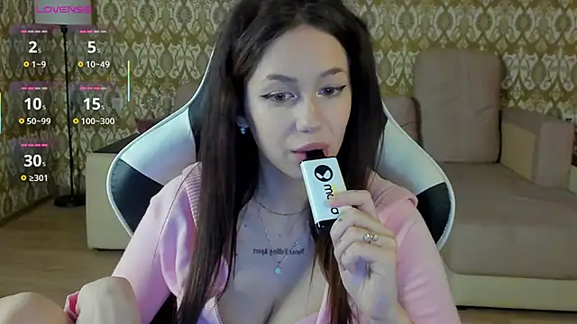 laylaura online show from May 26, 2026, 7:59 am