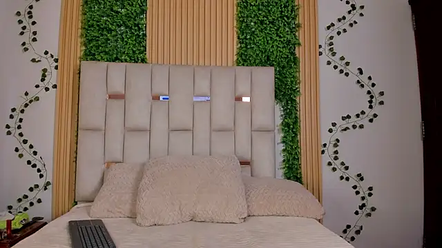 Snapshot of Emma_Nmm chatting on February 24, 2026, 7:45 pm Emma Nmm online show from February 24, 2026, 7:45 pm