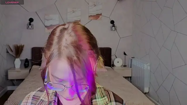  Kiki angel  online show from March 31, 2026, 1:07 am