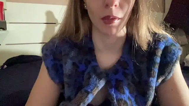 Snapshot of petiteetoile chatting on February 9, 2026, 4:55 pm petiteetoile online show from February 9, 2026, 4:55 pm