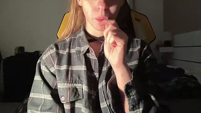 Snapshot of petiteetoile chatting on February 17, 2026, 2:35 pm petiteetoile online show from February 17, 2026, 2:35 pm