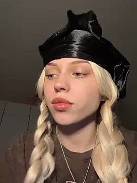 Snapshot of _luna_fox_ chatting on March 17, 2026, 6:33 pm luna fox online show from March 17, 2026, 6:33 pm