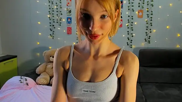 Snapshot of Kiracute18 chatting on February 13, 2026, 3:46 am Kiracute18 online show from February 13, 2026, 3:46 am