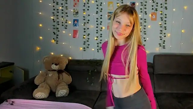 Snapshot of Kiracute18 chatting on March 10, 2026, 5:18 pm Kiracute18 online show from March 10, 2026, 5:18 pm