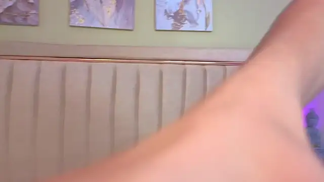 Mia Naive online show from April 17, 2026, 11:57 am