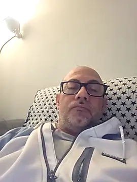 pareja47 online show from May 9, 2026, 6:35 pm