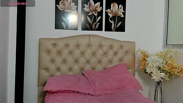 Kitty f00x online show from July 6, 2026, 12:57 pm