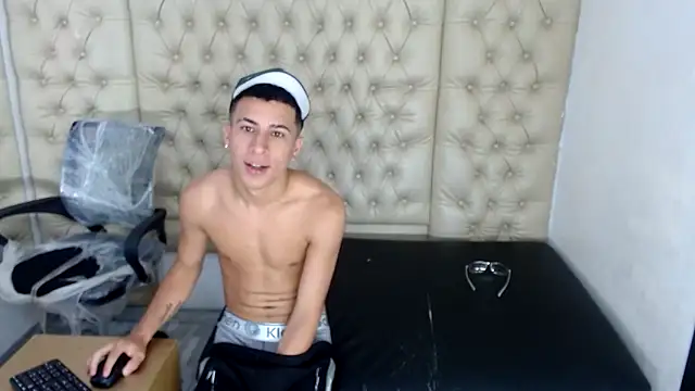 Snapshot of keiandrenne chatting on February 19, 2026, 2:18 am keiandrenne online show from February 19, 2026, 2:18 am