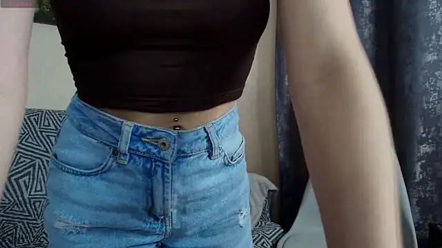 Snapshot of Erinn_Sky chatting on March 6, 2026, 6:15 pm Erinn Sky online show from March 6, 2026, 6:15 pm