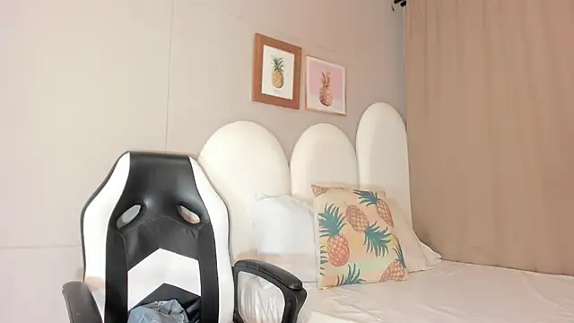 luna bradley  online show from March 31, 2026, 12:16 pm