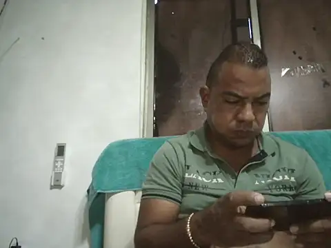 Snapshot of Quillero18 chatting on February 26, 2026, 3:33 pm Quillero18 online show from February 26, 2026, 3:33 pm