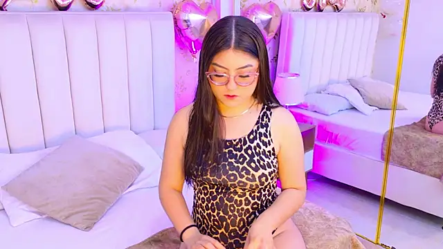 Snapshot of Mia_Reize chatting on February 13, 2026, 12:23 pm Mia Reize online show from February 13, 2026, 12:23 pm