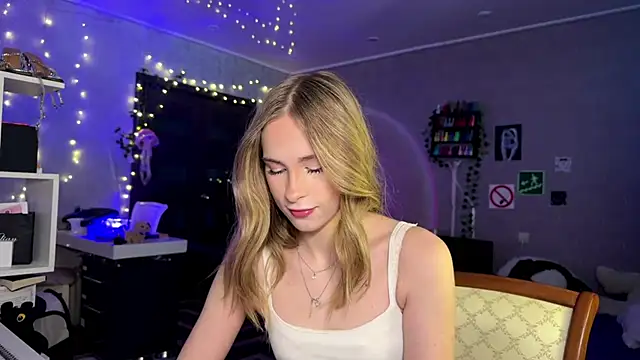 Snapshot of amily_sunray chatting on April 16, 2026, 2:40 pm amily sunray online show from April 16, 2026, 2:40 pm