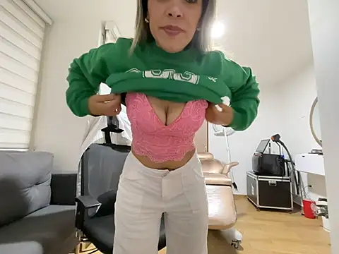 Snapshot of Encantadora_Eva chatting on February 16, 2026, 1:24 am Encantadora Eva online show from February 16, 2026, 1:24 am