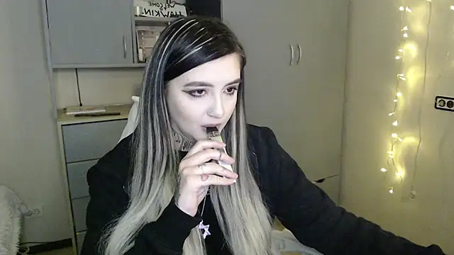 Snapshot of Rin_Tozier chatting on March 5, 2026, 12:39 am Rin Tozier online show from March 5, 2026, 12:39 am