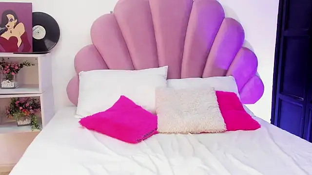 afroditaevans  online show from April 7, 2026, 7:03 pm