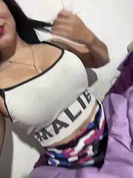 Snapshot of Lexablutits chatting on April 9, 2026, 6:46 pm Lexablutits online show from April 9, 2026, 6:46 pm