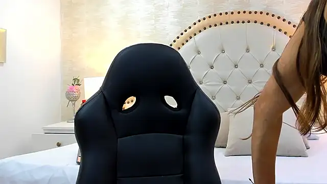 Snapshot of HollyOlson chatting on April 8, 2026, 6:52 pm HollyOlson online show from April 8, 2026, 6:52 pm