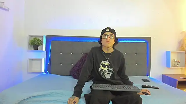 Snapshot of Ale_cuzz chatting on April 15, 2026, 2:02 pm Ale cuzz online show from April 15, 2026, 2:02 pm
