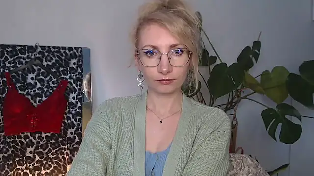 CinderellaMoon online show from April 10, 2026, 5:23 am