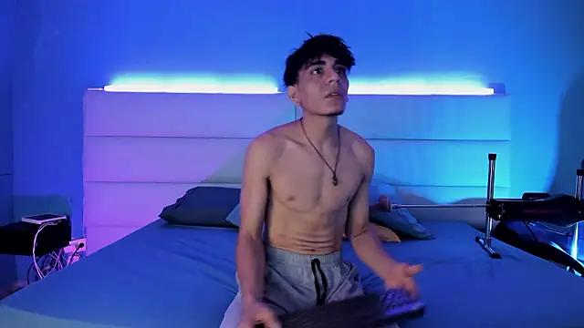 Snapshot of abrilandjulian chatting on March 5, 2026, 11:39 am abrilandjulian online show from March 5, 2026, 11:39 am