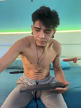 Snapshot of abrilandjulian chatting on March 10, 2026, 11:48 am abrilandjulian online show from March 10, 2026, 11:48 am