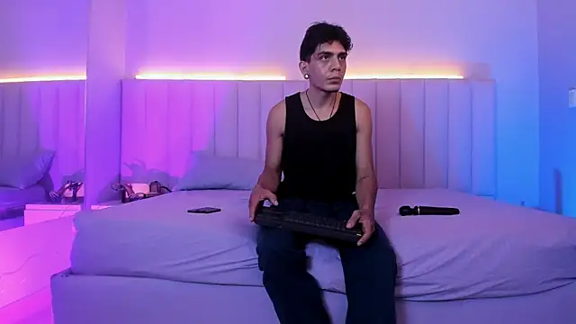 abrilandjulian online show from June 24, 2026, 12:26 pm