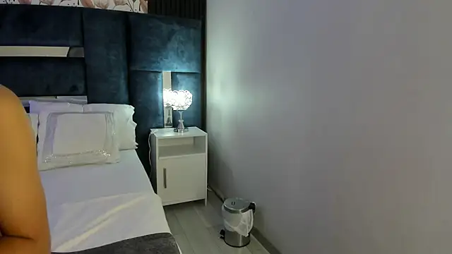 PerlaRogerss  online show from April 6, 2026, 11:33 am