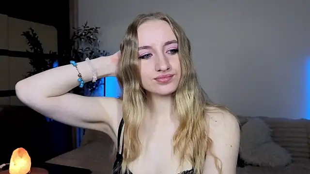 Snapshot of Oxy_Foxie chatting on May 24, 2026, 6:57 pm Oxy Foxie online show from May 24, 2026, 6:57 pm