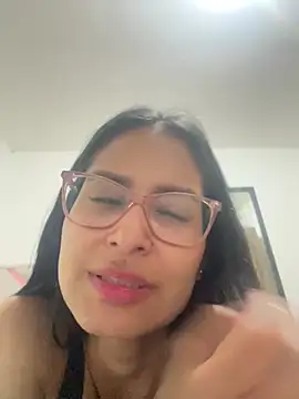 Snapshot of RousseBelle chatting on February 27, 2026, 4:34 am RousseBelle online show from February 27, 2026, 4:34 am