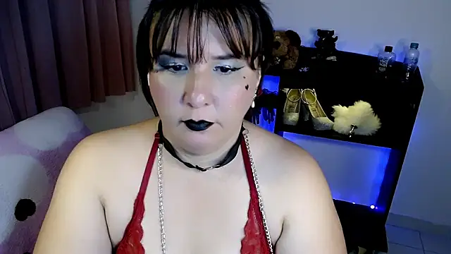 Snapshot of Queen_Genevieve chatting on May 13, 2026, 2:20 am Queen Genevieve online show from May 13, 2026, 2:20 am