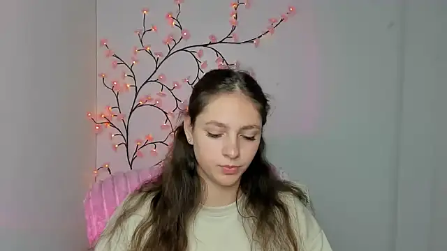 KissMeJulia online show from June 17, 2026, 11:12 am