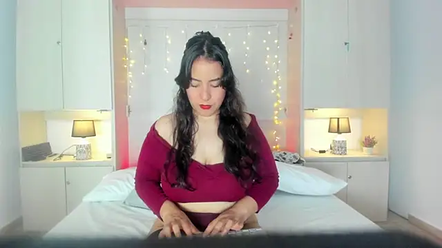 Snapshot of ElaRey_ chatting on April 8, 2026, 12:38 pm ElaRey online show from April 8, 2026, 12:38 pm