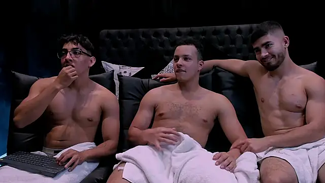 Snapshot of sexy_friendss chatting on February 18, 2026, 12:50 am sexy friendss online show from February 18, 2026, 12:50 am