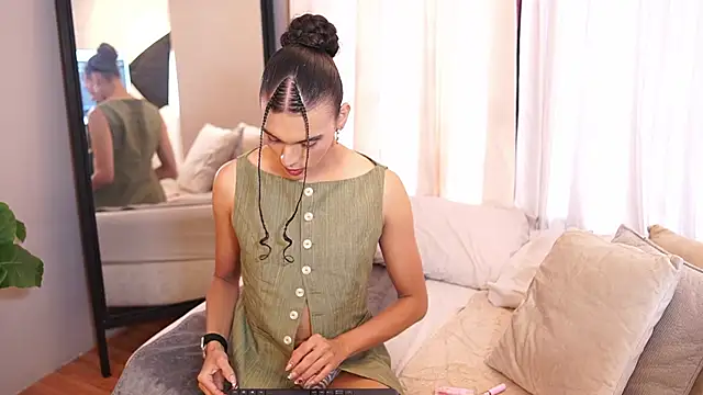 Snapshot of Luxa_Velvet chatting on April 1, 2026, 12:50 pm Luxa Velvet online show from April 1, 2026, 12:50 pm