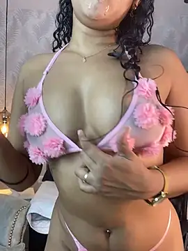 Snapshot of Miaafoxx__ chatting on February 21, 2026, 7:48 pm Miaafoxx online show from February 21, 2026, 7:48 pm