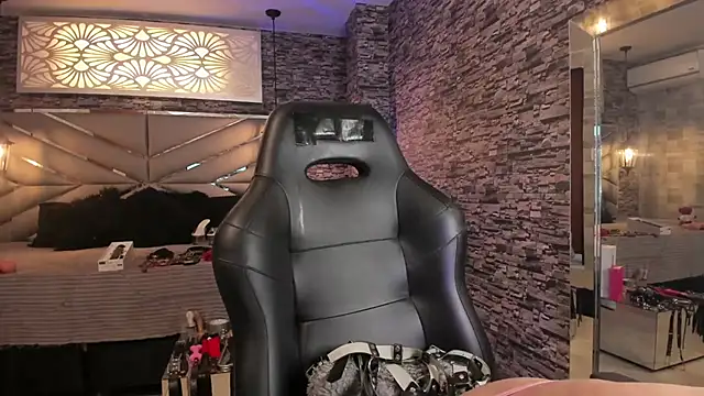 Nicolle Doll  online show from April 9, 2026, 2:44 pm