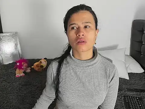 LatinaQueen23 online show from March 27, 2026, 1:44 pm