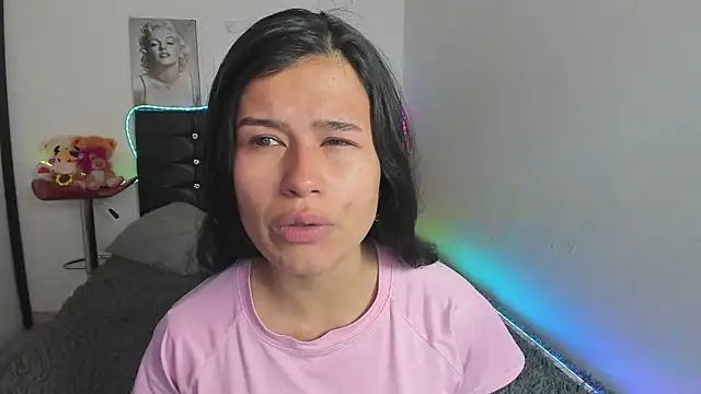 LatinaQueen23 online show from May 6, 2026, 3:39 pm