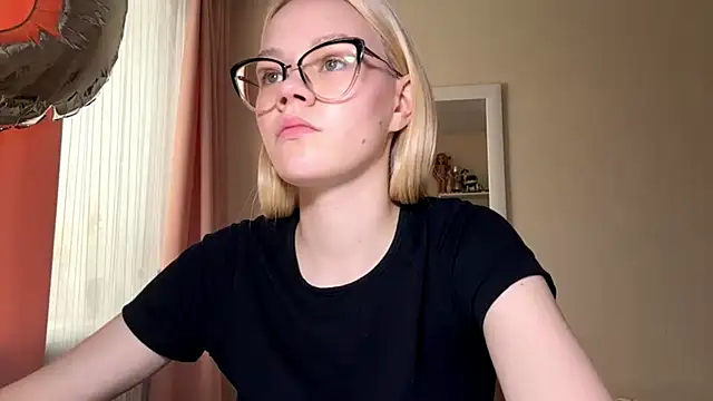 Snapshot of MiaCashe chatting on April 10, 2026, 1:05 pm MiaCashe online show from April 10, 2026, 1:05 pm