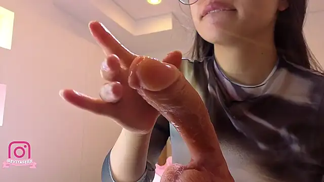 eva depp  online show from May 10, 2026, 10:31 am
