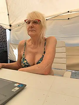 Heidiblueeyes online show from June 23, 2026, 1:20 pm