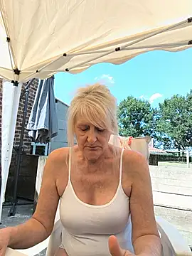 Heidiblueeyes online show from July 16, 2026, 12:11 pm